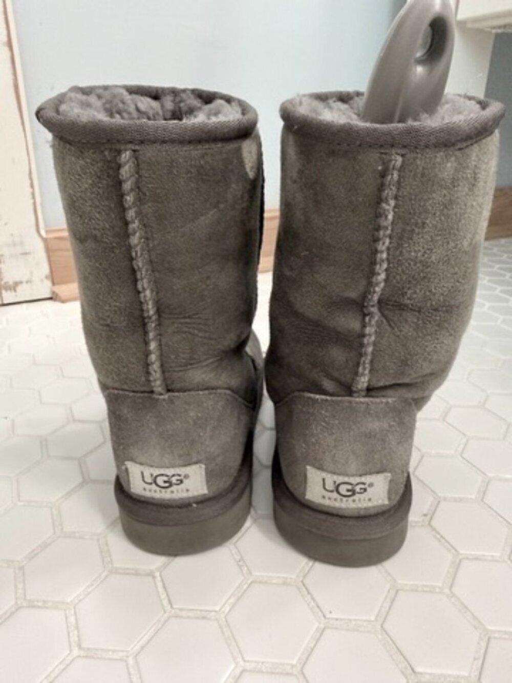 UGG Australia Classic Short Gray Sheepskin Boots Women's Size 7 Suede - Picture 3 of 8